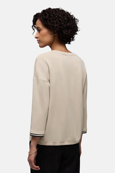 Beige ronde hals sweatshirt van Street One, met driekwart mouwen met strepen, gedragen met een broek met fijne strepen.