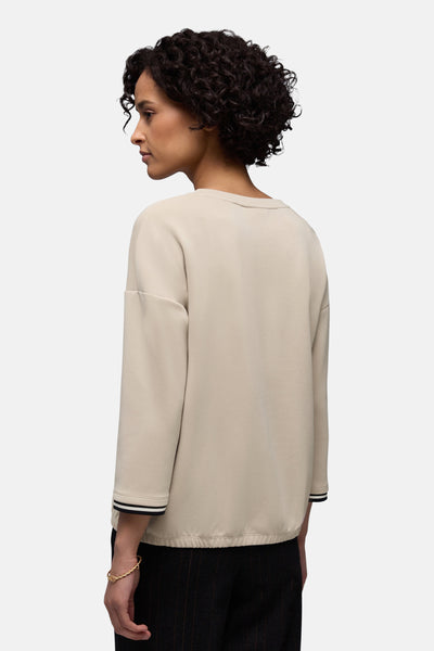 Beige ronde hals sweatshirt van Street One, met driekwart mouwen met strepen, gedragen met een broek met fijne strepen.