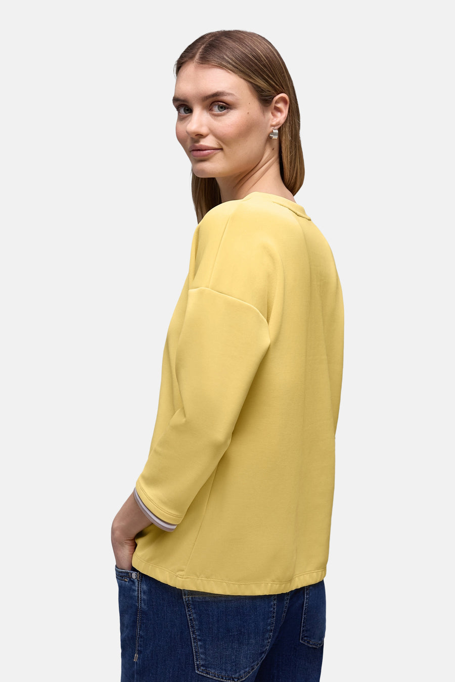 Gele trui van STREET ONE, driekwartmouwen met gestreepte manchetten, gedragen met een spijkerbroek.