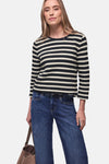 Multikleurig T-shirt met lange mouwen van STREET ONE met horizontale strepen, gedragen met een blauwe jeans en witte sneakers.