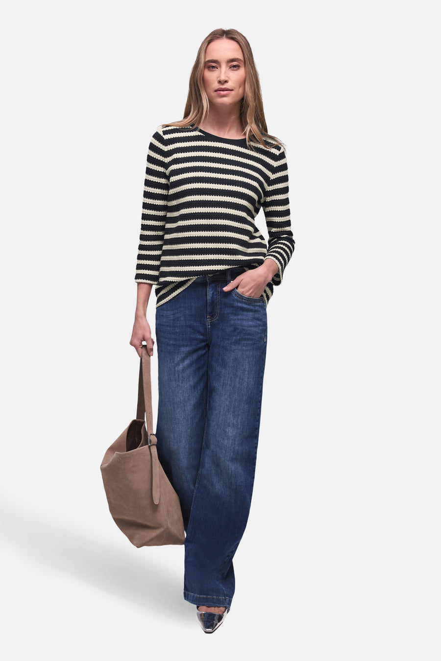 Multikleurig T-shirt met lange mouwen van Street One met strepen, gedragen met een wijde jeans en een suède handtas.