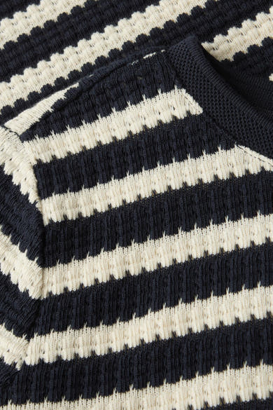 Multikleuren T-shirt met lange mouwen van STREET ONE, marineblauwe en crèmekleurige horizontale strepen, close-up van de gebreide textuur.