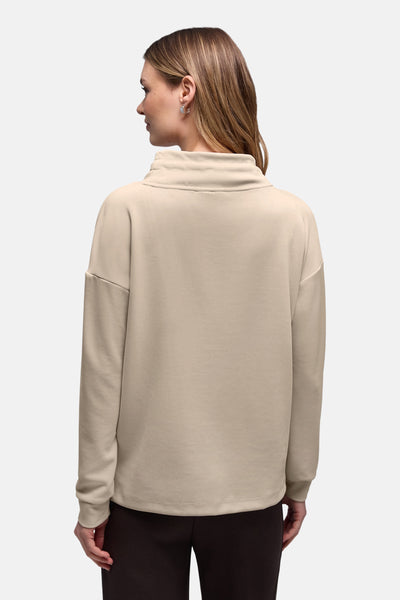 Beige sweatshirt van Street One, met een opstaande kraag, gedragen met een bruine broek.