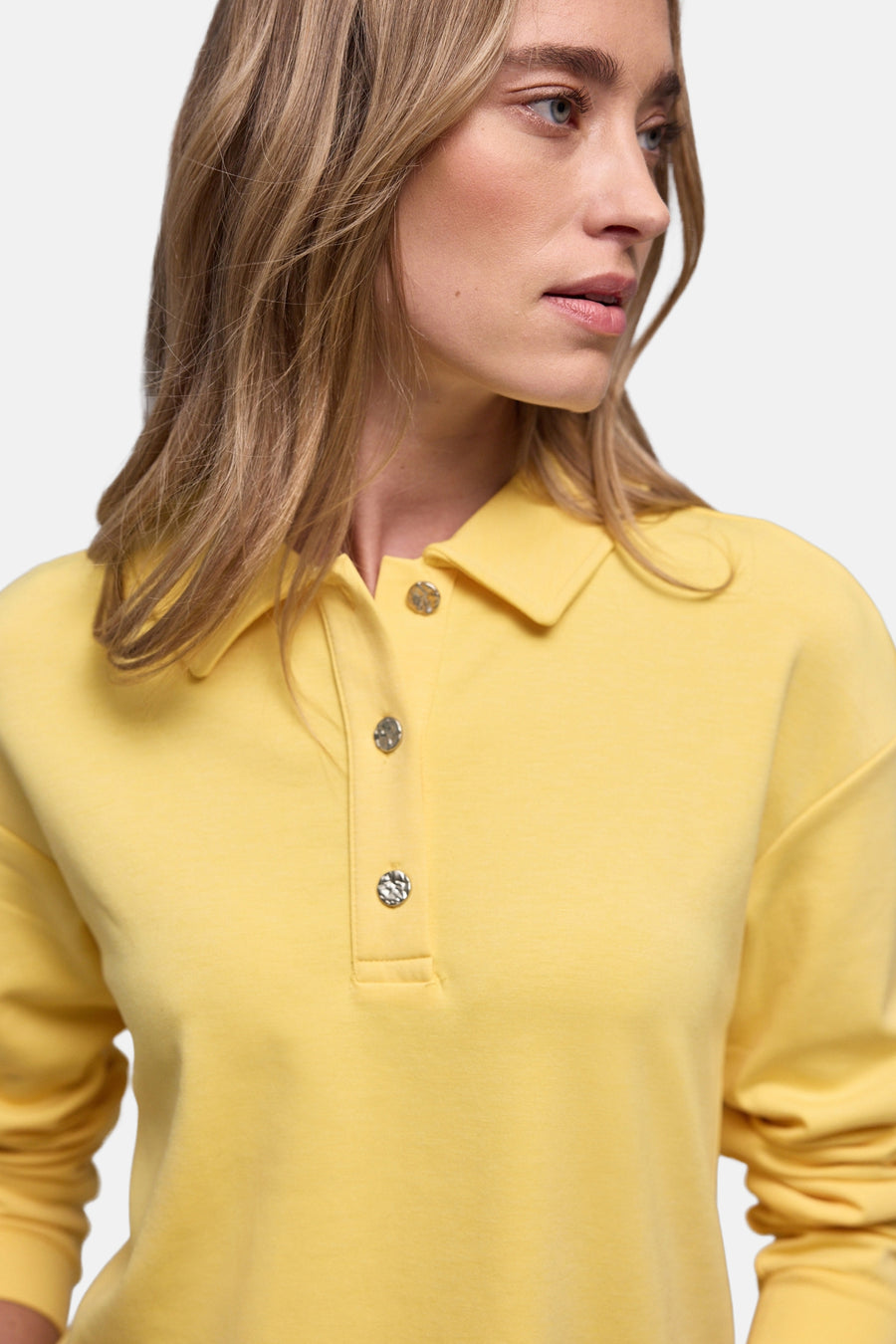 Gele sweater van STREET ONE met decoratieve knopen.