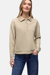 Beige sweater van STREET ONE, gedragen met een blauwe jeans en witte sneakers.