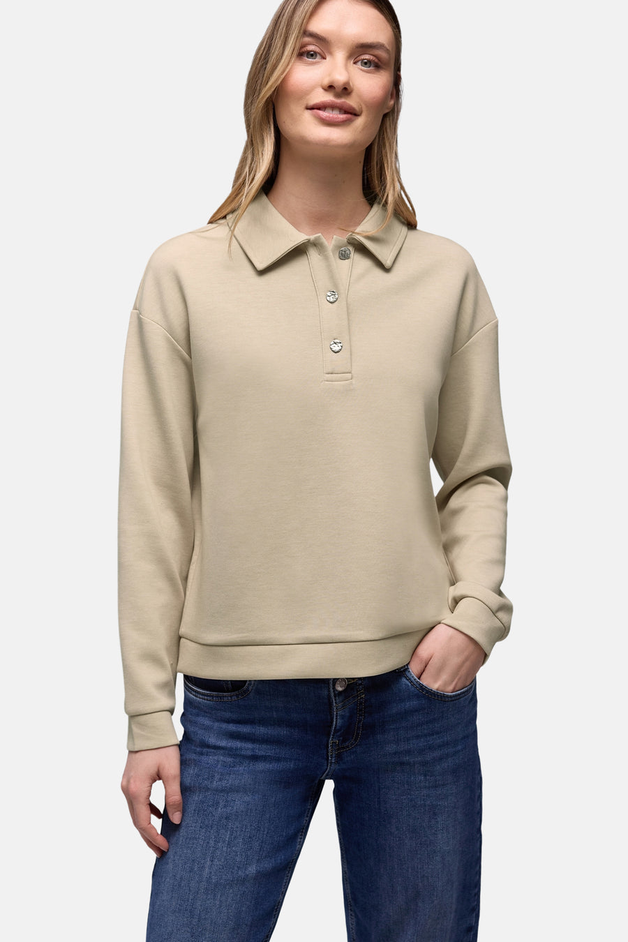 Beige sweater van STREET ONE, gedragen met een blauwe jeans en witte sneakers.