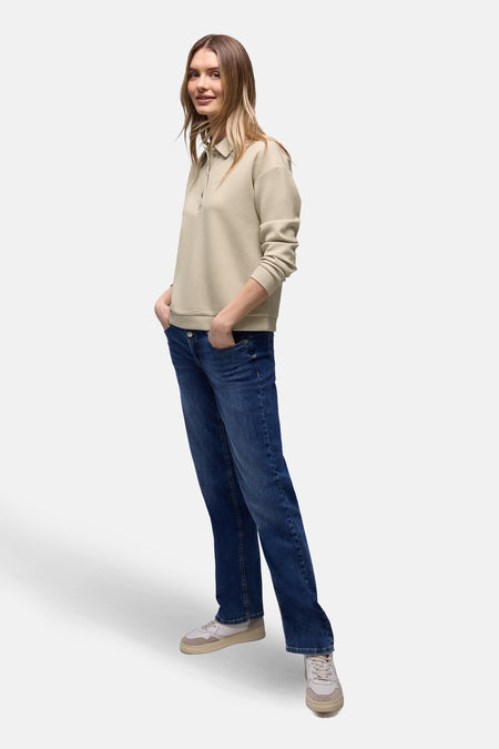 Sweat beige de STREET ONE, porté avec un jean bleu et des baskets blanches.