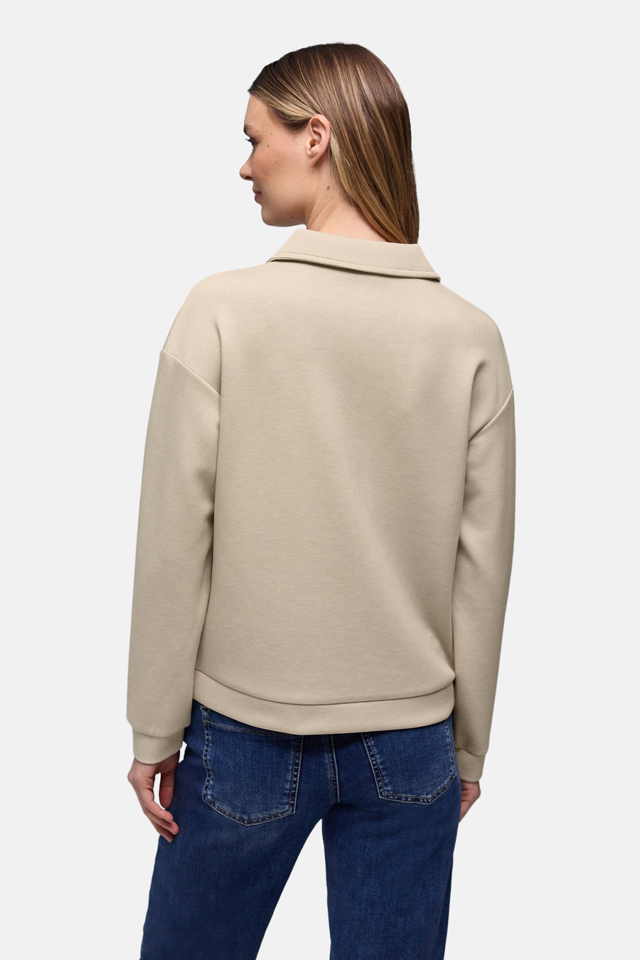 Beige sweatshirt van Street One, met een overhemdkraag, gedragen met een blauwe jeans, achtergezicht.