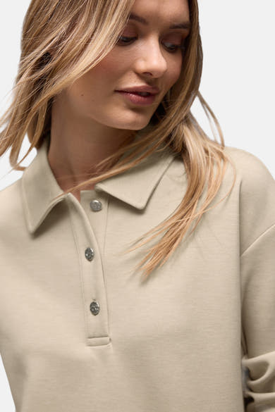 Beige sweater van STREET ONE met polokraag en zilveren knopen.