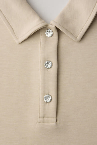 Beige sweater van STREET ONE met polokraag en zilverkleurige sierknopen.