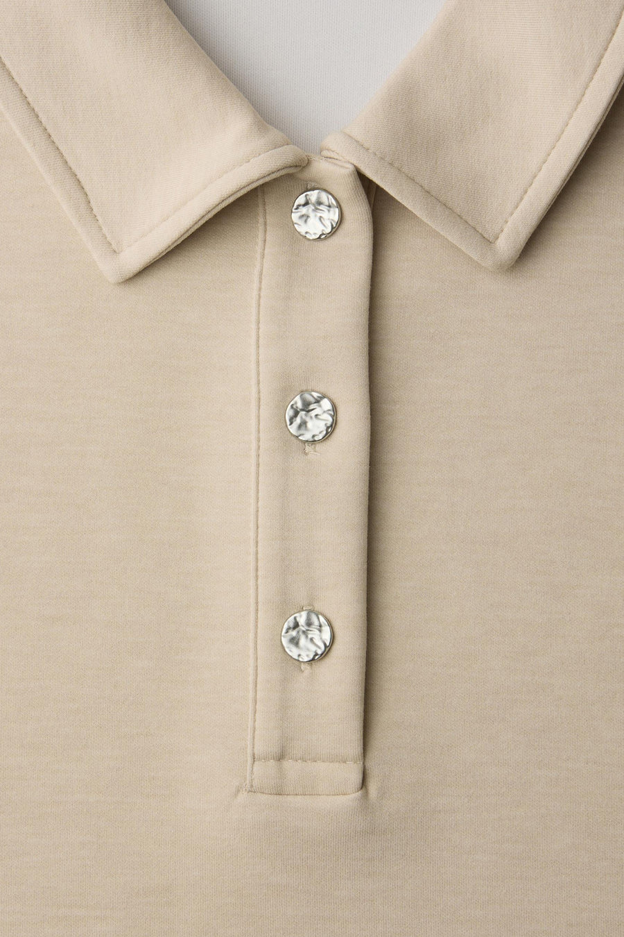 Beige sweater van STREET ONE met polokraag en zilverkleurige sierknopen.