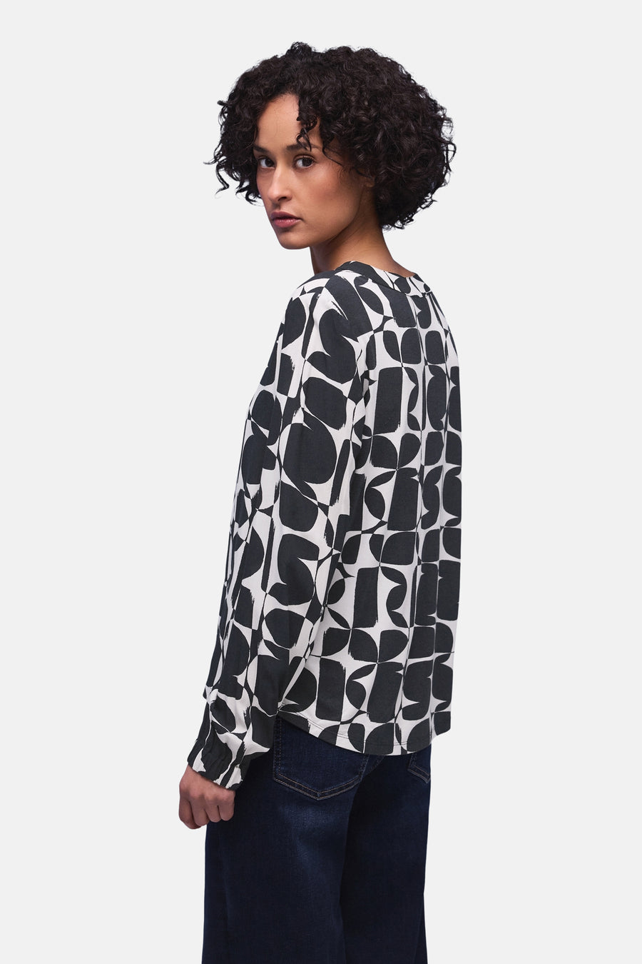Multikleurig overhemd met lange mouwen van Street One, zwart-wit geometrisch patroon, gedragen met een donkere jeans.