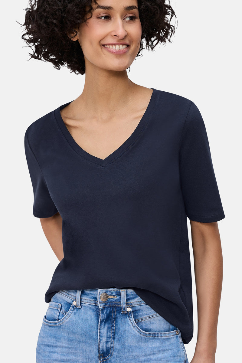 Effenchemise blauw T-shirt met korte mouwen van STREET ONE, gedragen met een verbleekte spijkerbroek en bruine sneakers.