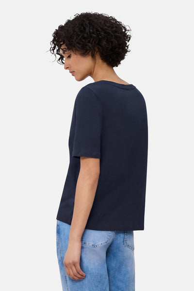 Marineblauwe T-shirt van STREET ONE, van achteren gezien, gedragen met een lichtblauwe jeans.