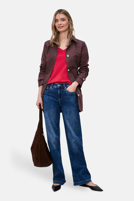 T-shirt rouge de STREET ONE, porté avec une veste marron et un jean bleu ample, avec un sac à main en daim marron.