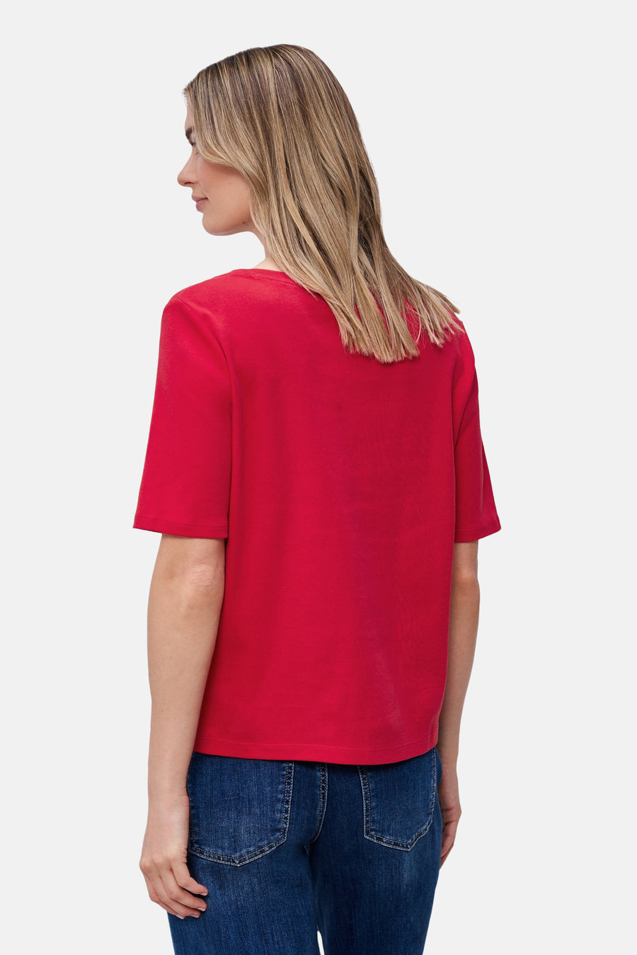Rood T-shirt met korte mouwen van Street One, van achteren gezien, gedragen met een blauwe jeans.