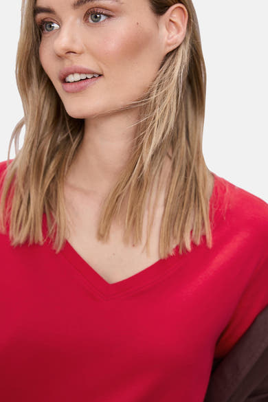Effenchemise rood effen korte mouw van Street One, gedragen door een vrouwelijk model.