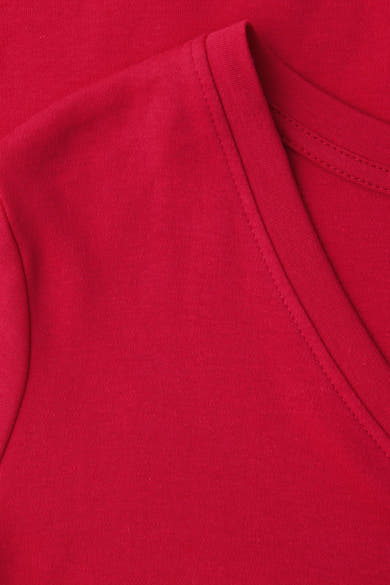 Effenchemeld rood T-shirt met korte mouwen van STREET ONE, close-up van de hals.