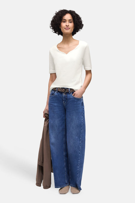 T-shirt blanc de STREET ONE, porté avec un jean taille haute et une ceinture à motif léopard.