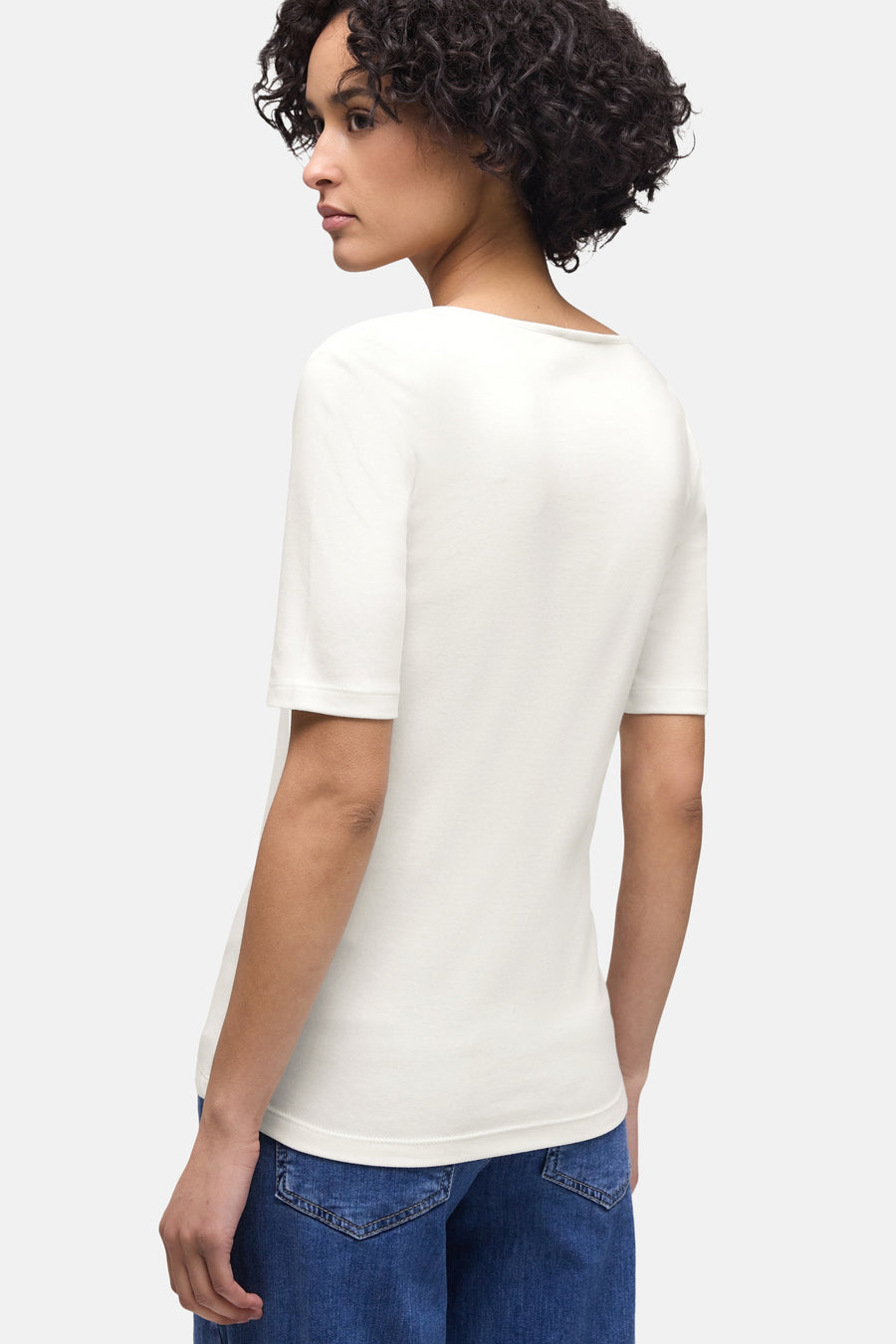 Effaatzwart T-shirt met korte mouwen van Street One, van achteren gezien, gedragen met een blauwe jeans.