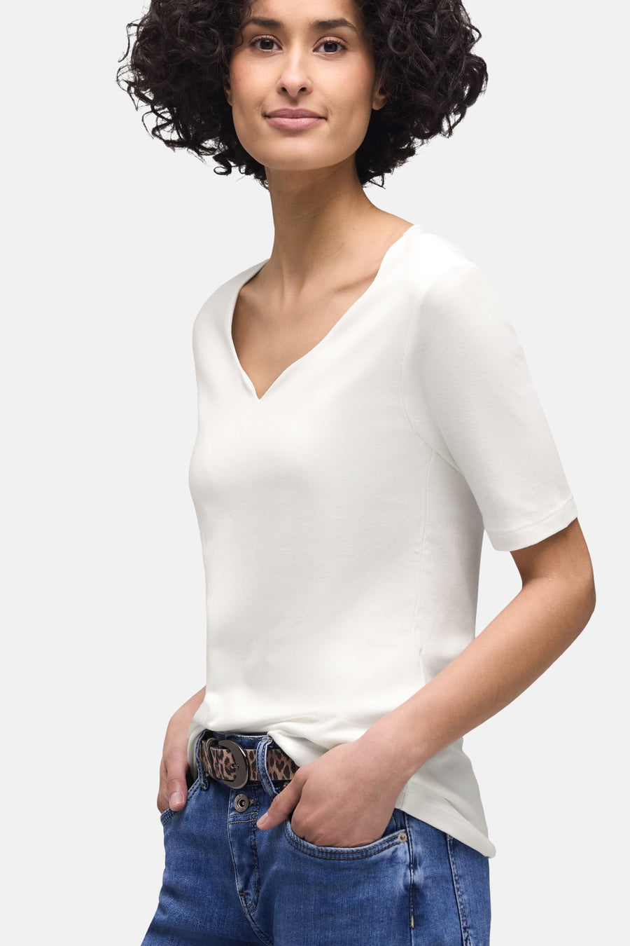 Effenchemeld wit T-shirt met korte mouwen van Street One, gedragen met een spijkerbroek en een luipaardprint riem.
