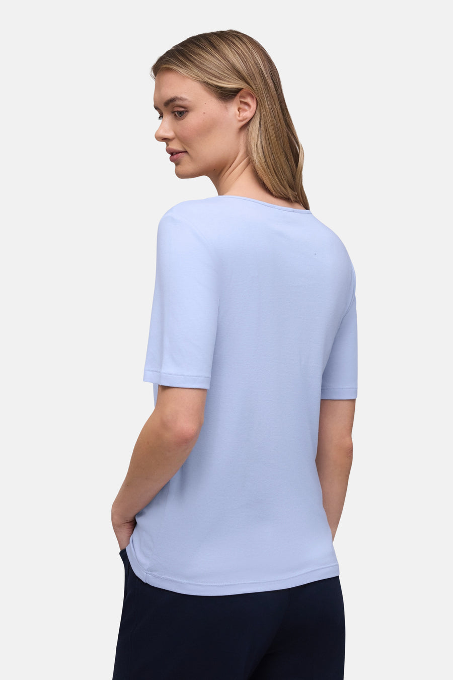 Blauw T-shirt met korte mouwen van Street One, gedragen met een marineblauwe broek, achtergezicht.