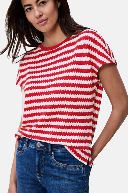 Multikleurig T-shirt van STREET ONE, met rode en witte horizontale strepen, gedragen met een blauwe jeans en zilveren sneakers.