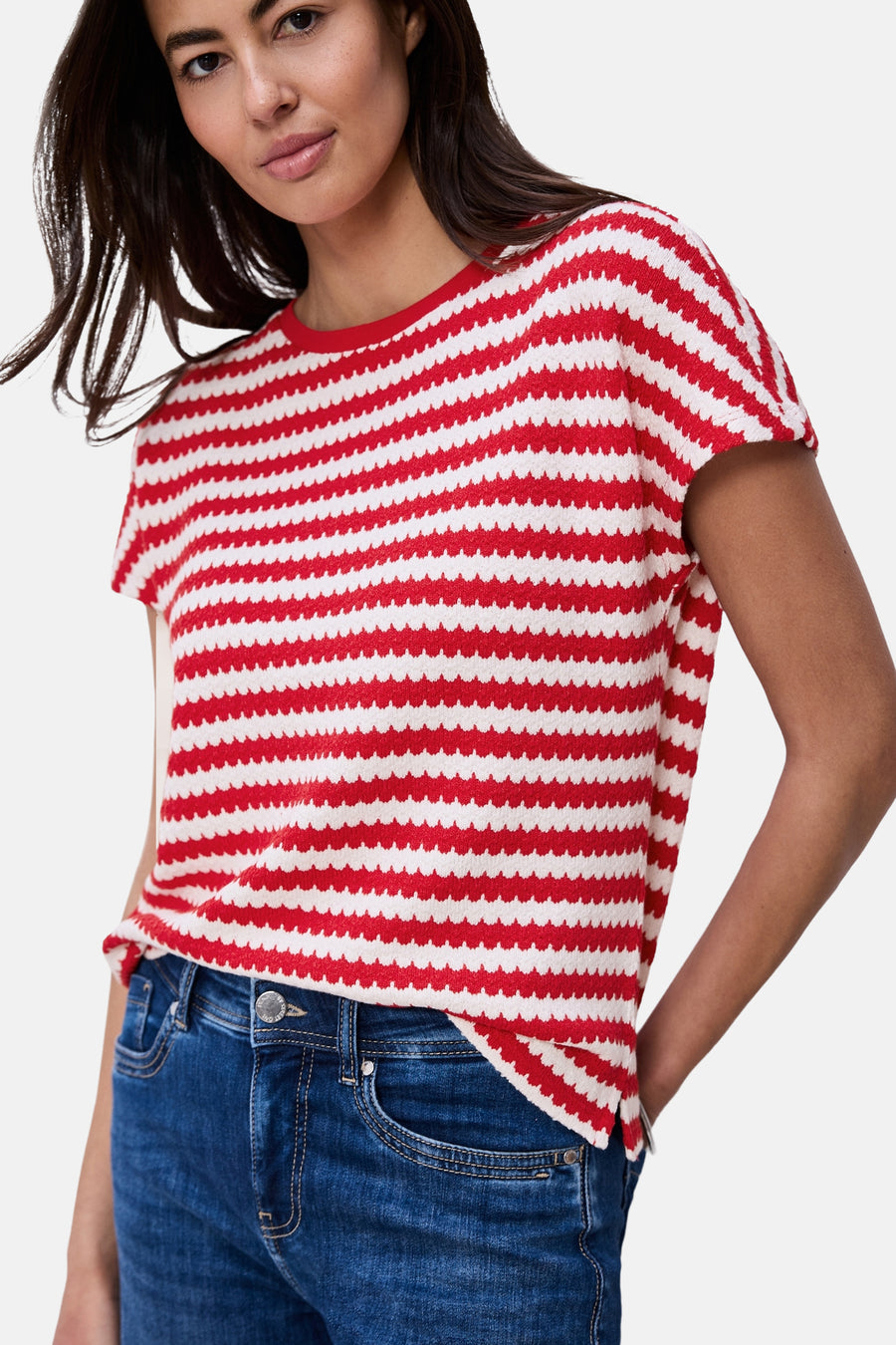 Multikleurig T-shirt van STREET ONE, met rode en witte horizontale strepen, gedragen met een blauwe jeans en zilveren sneakers.