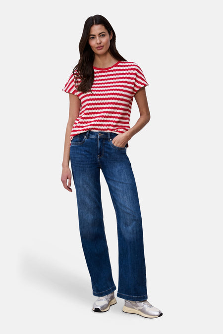 T-shirt multicolore de STREET ONE, à rayures horizontales rouges et blanches, porté avec un jean bleu et des baskets argentées.
