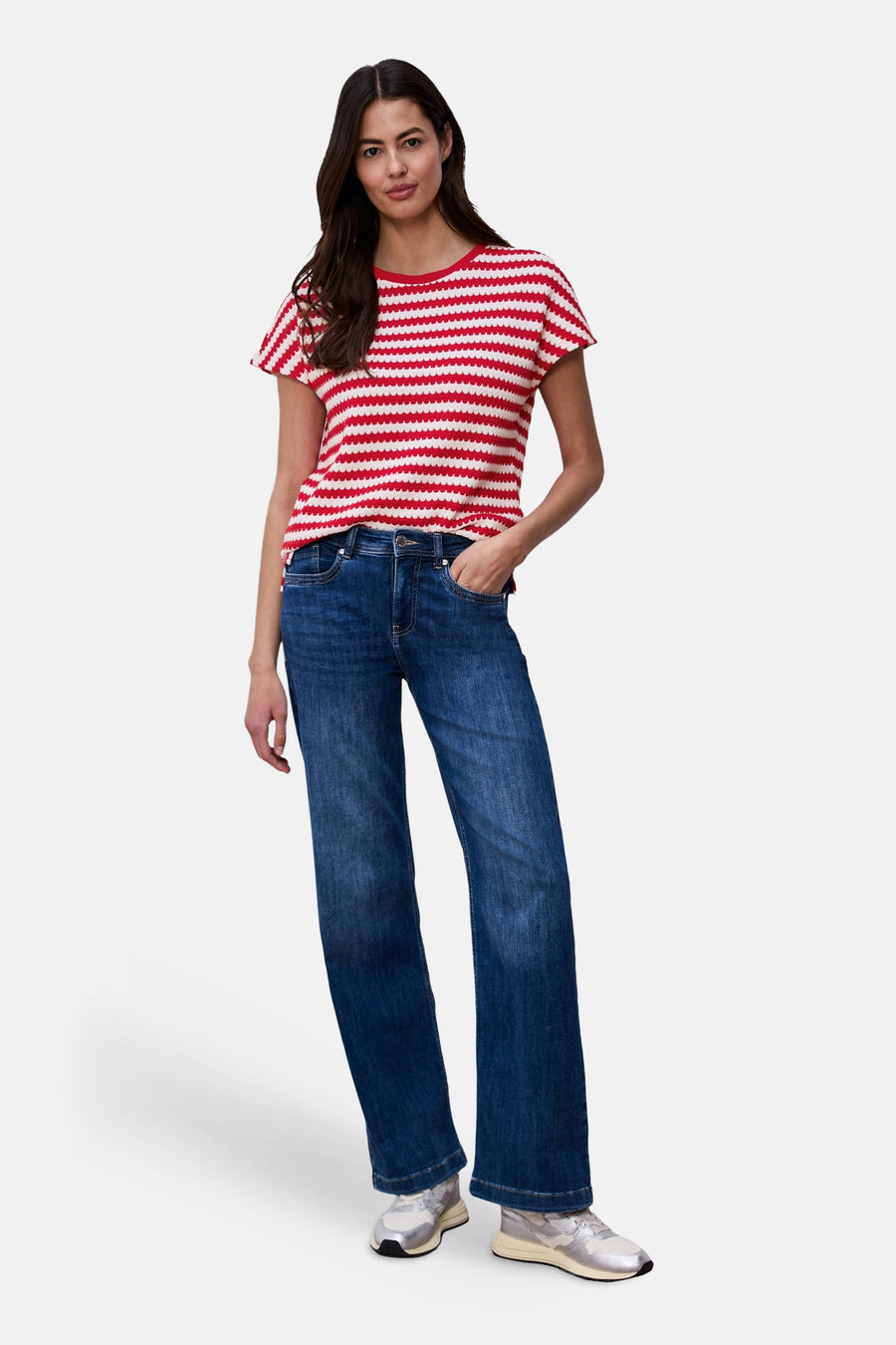 T-shirt multicolore de STREET ONE, à rayures horizontales rouges et blanches, porté avec un jean bleu et des baskets argentées.