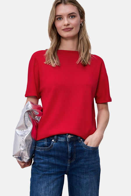 Rood T-shirt met korte mouwen van STREET ONE, met geribbelde schouders, gedragen door een lachende blonde vrouw.