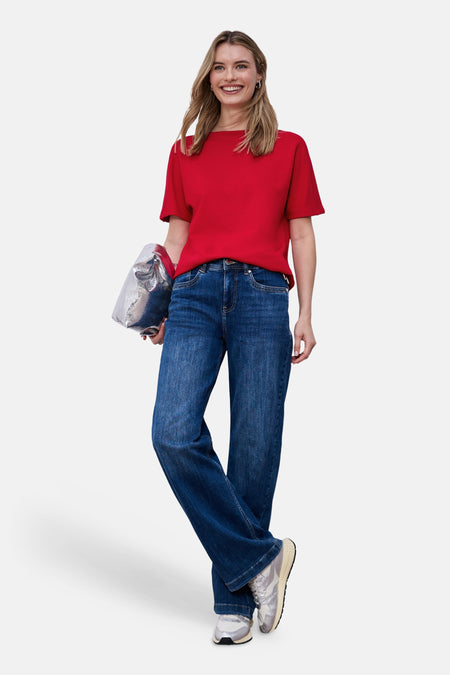 T-shirt rouge de STREET ONE, porté avec un jean bleu et des baskets argentées.