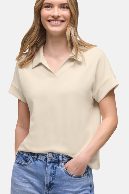 Effenckleur beige T-shirt met korte mouwen van Street One, gedragen met een lichtblauwe jeans en bruine veterschoenen.