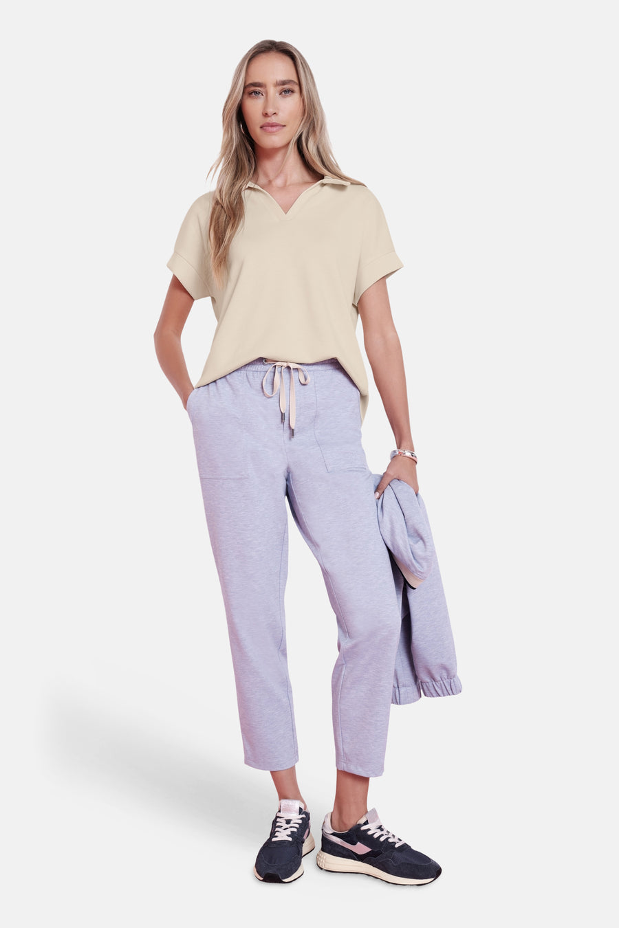 Beige T-shirt van STREET ONE, met polokraag en korte mouwen, gedragen met een grijze joggingbroek.