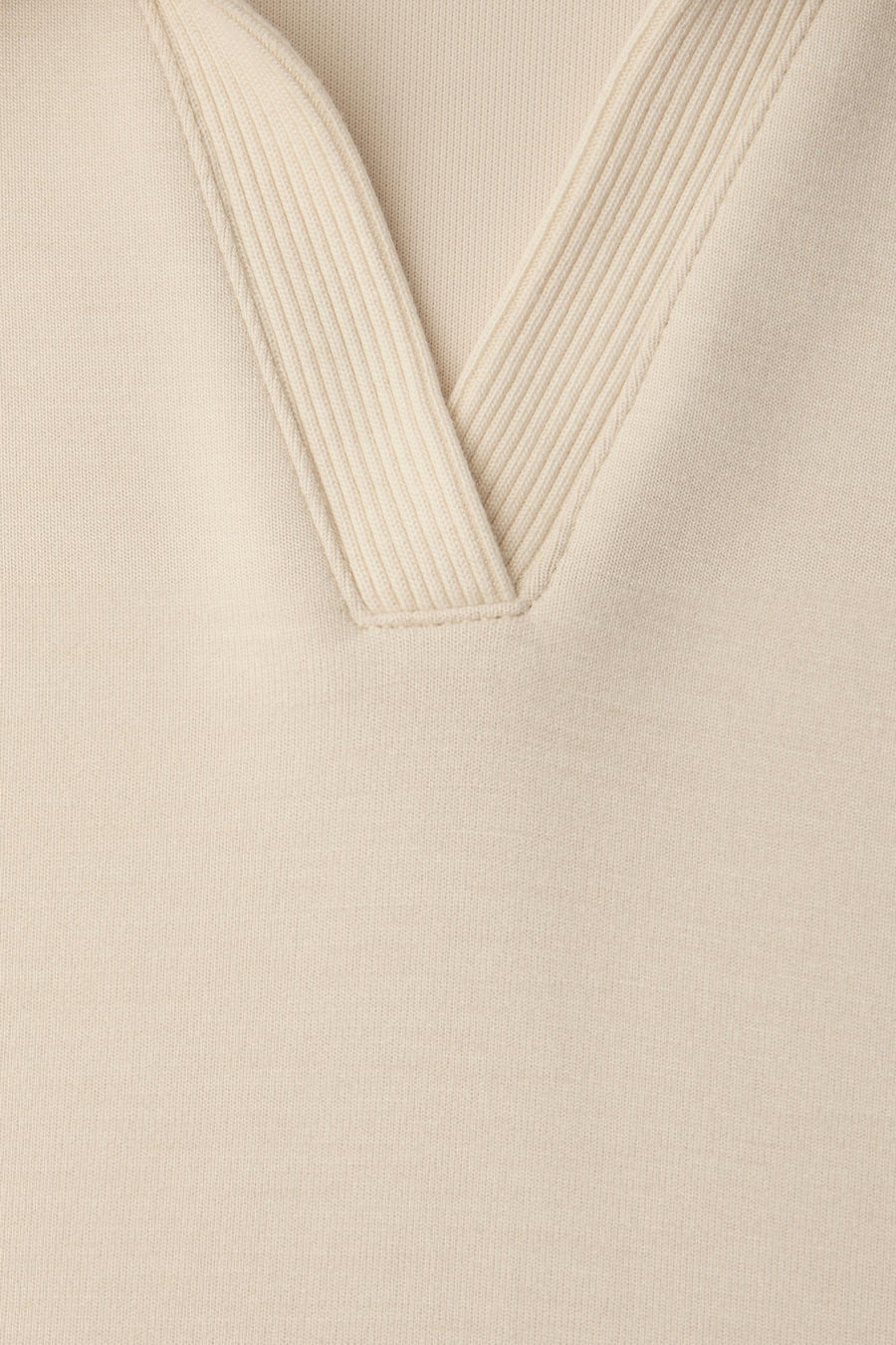 Beige T-shirt van STREET ONE met geribde V-hals en gebreide textuur.