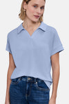 Effenchemise Street One effen blauw met korte mouwen, gedragen met een high-waisted jeans en sneakers.