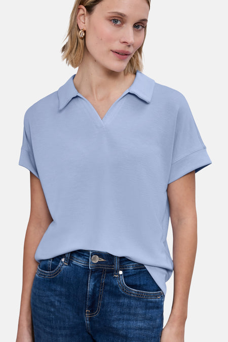 T-shirt bleu de STREET ONE, uni à manches courtes, porté avec un jean bleu et des boucles d'oreilles dorées.