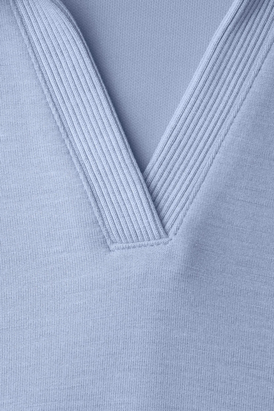 Blauw T-shirt met korte mouwen van STREET ONE, met geribde V-hals en fijne mesh-textuur.