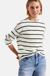 Pull à col rond multicolore de Street One, à rayures horizontales noires, porté avec un jean bleu.
