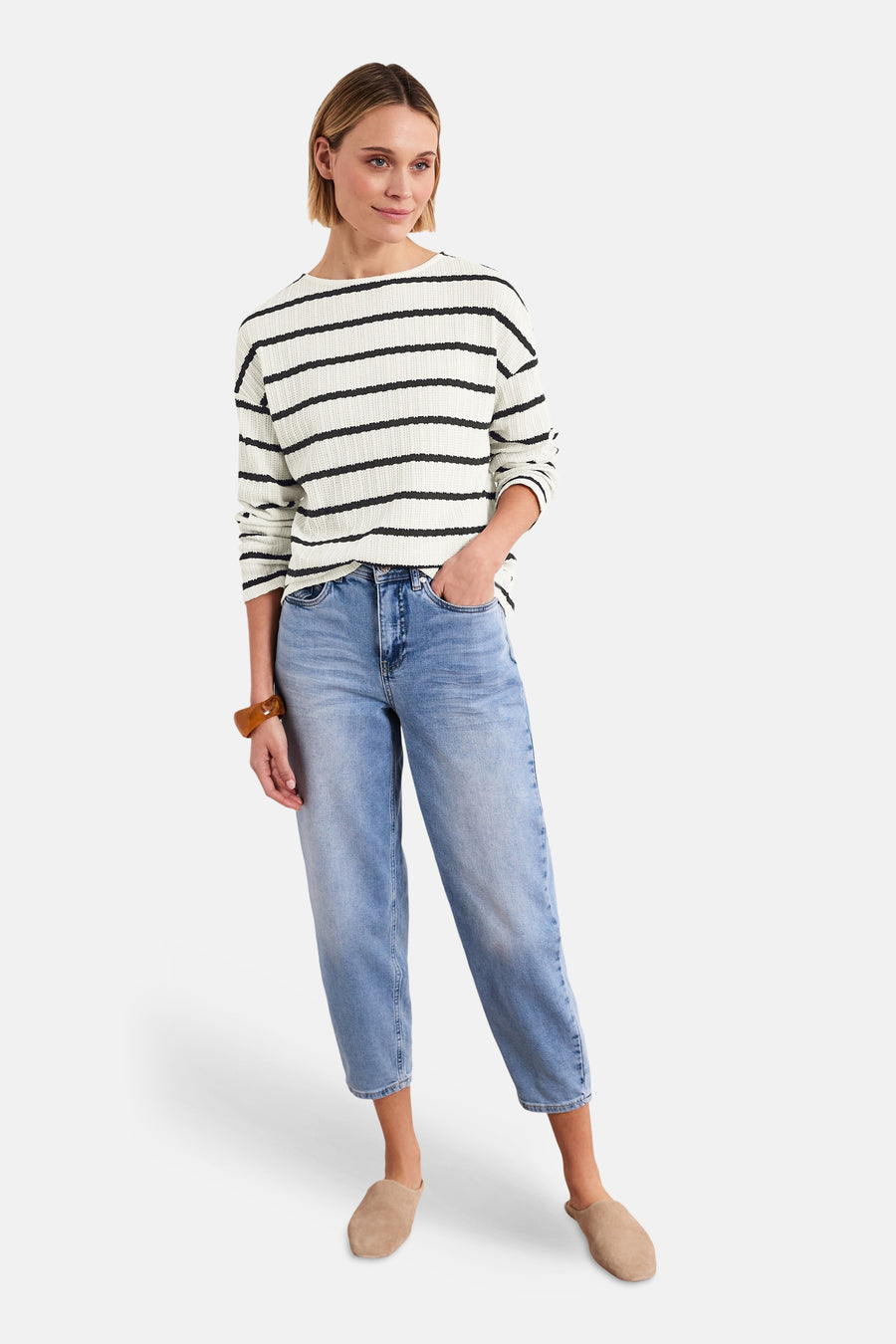 Pull à col rond multicolore de Street One, à rayures horizontales noires et blanches, porté avec un jean et des mules.