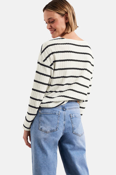 Pull col rond à rayures noir et blanc de Street One, porté avec un jean bleu clair taille haute.