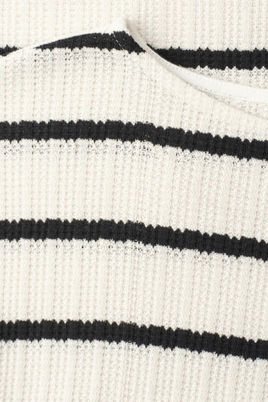 Pull col rond rayé blanc et noir de STREET ONE, motif à rayures horizontales, texture côtelée.