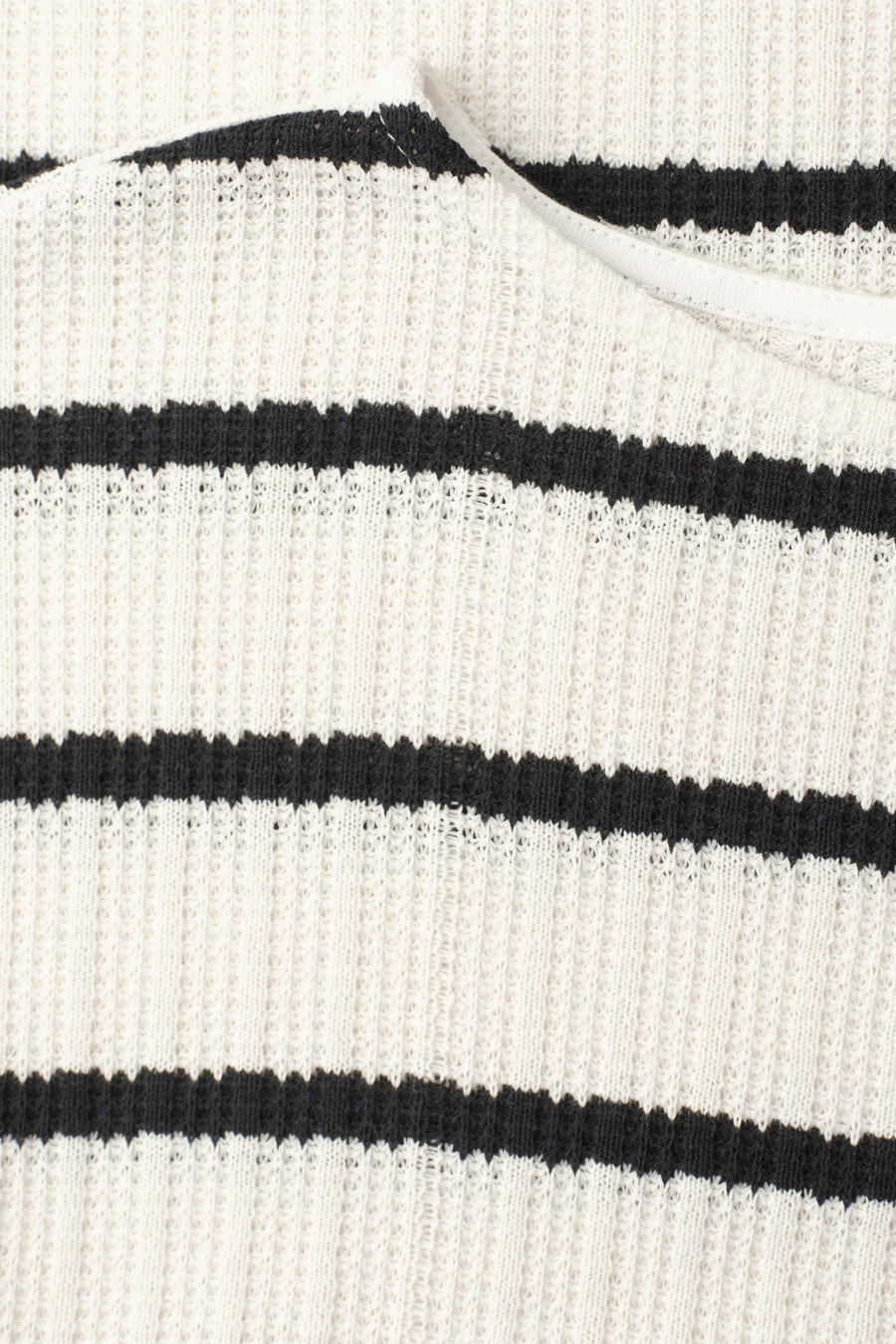 Pull col rond rayé blanc et noir de STREET ONE, motif à rayures horizontales, texture côtelée.