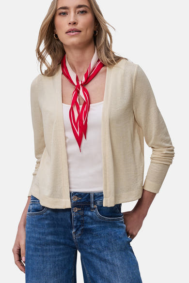 Cardigan beige de Street One porté avec un débardeur blanc et un foulard rouge et blanc.