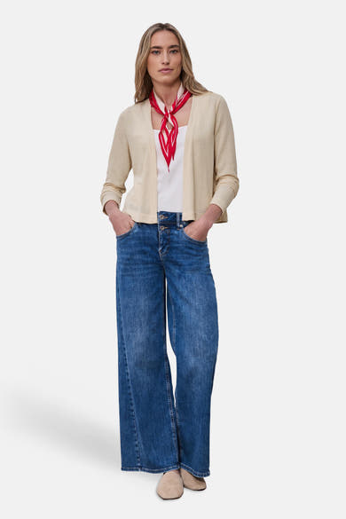 Cardigan beige de STREET ONE avec un foulard rouge et un jean bleu à jambes larges.
