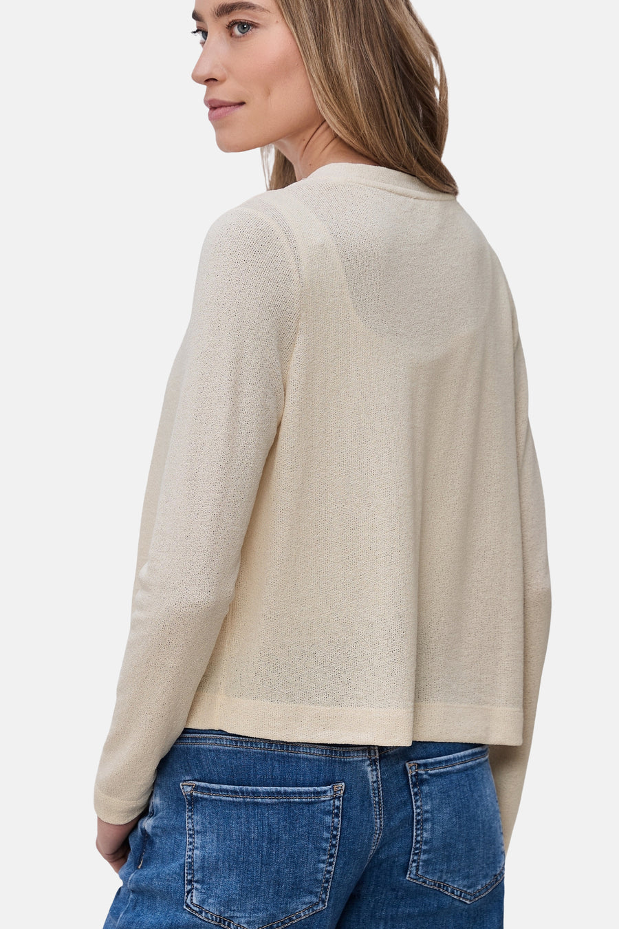 Cardigan beige de STREET ONE porté avec un jean bleu, vue de dos.
