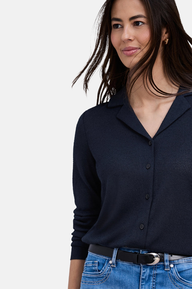 Blauwe bodywarmer van STREET ONE, gedragen met een lichtblauwe jeans, achterzicht.