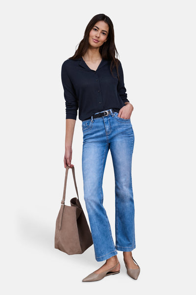 Gilet bleu de STREET ONE, porté avec un jean et un sac à main marron.
