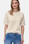 Beige gestreept T-shirt, van STREET ONE, gedragen met een blauwe spijkerbroek met zakken en bruine schoenen.