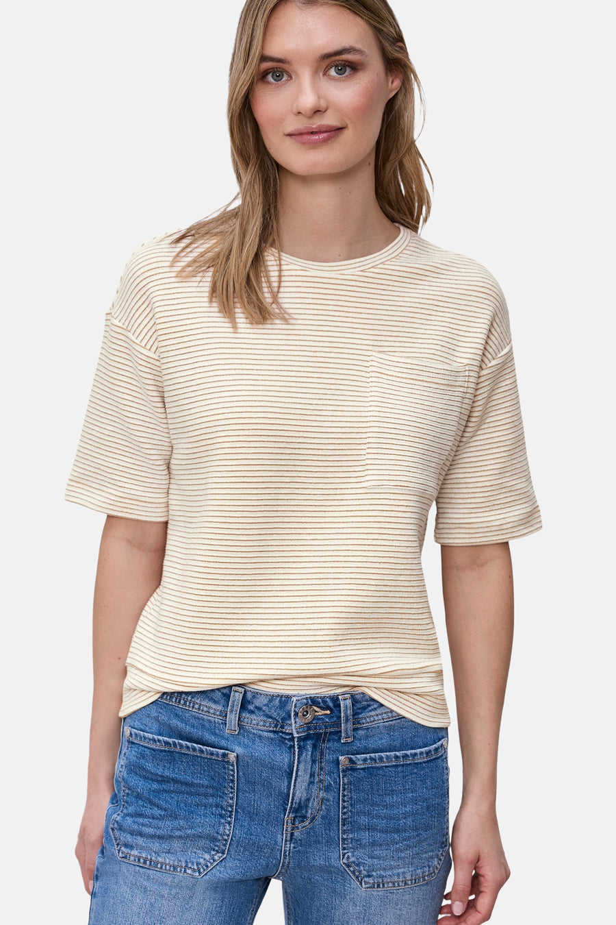Beige gestreept T-shirt, van STREET ONE, gedragen met een blauwe spijkerbroek met zakken en bruine schoenen.
